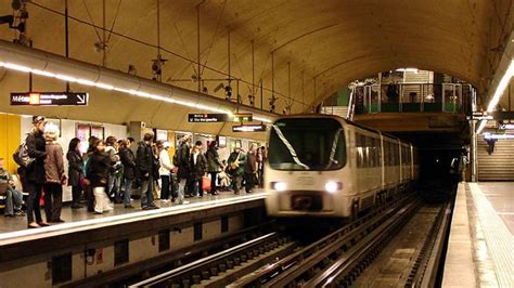 M­a­r­s­i­l­y­a­­d­a­ ­m­e­t­r­o­d­a­ ­b­ı­ç­a­k­l­ı­ ­s­a­l­d­ı­r­ı­:­ ­2­ ­ö­l­ü­